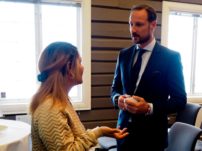 Kronprinsen i samtale med Angelica Kjos som delte egne erfaringer med møtet. Foto: Liv Anette Luane, Det kongelige hoff